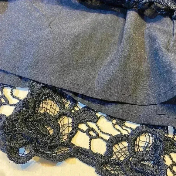 Nanette Lepore Women's Sleeveless SMALL Navy Blue Lace Top Embroidered Classic - Picture 10 of 10